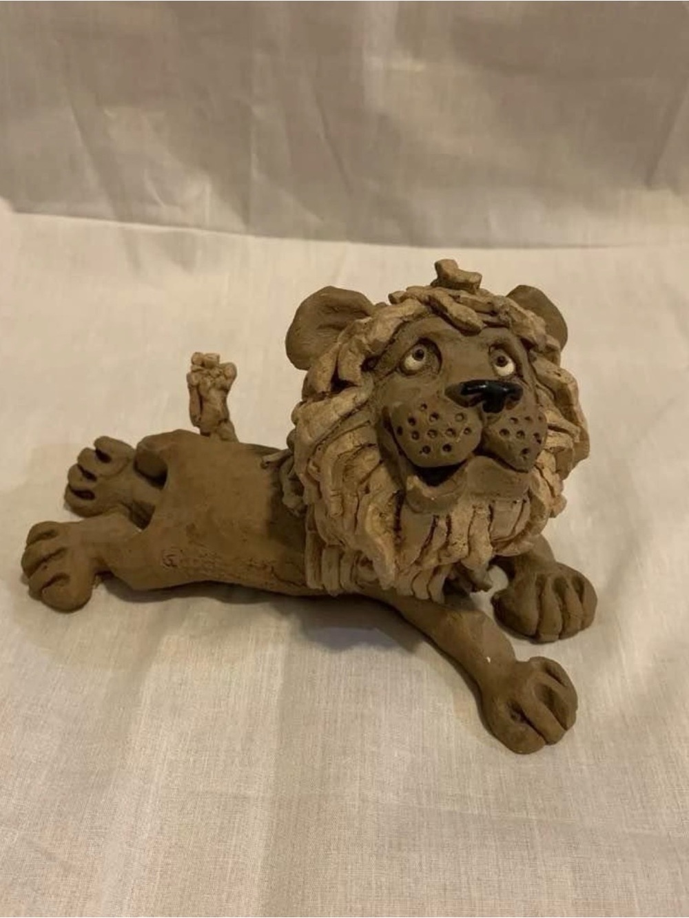 Handcrafted Brown Clay Lion Sculpture - Decorative Home Art